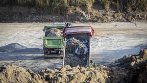 La jutge cita més d’una quinzena d’investigats per la trama corrupta de l’abocador de Seva