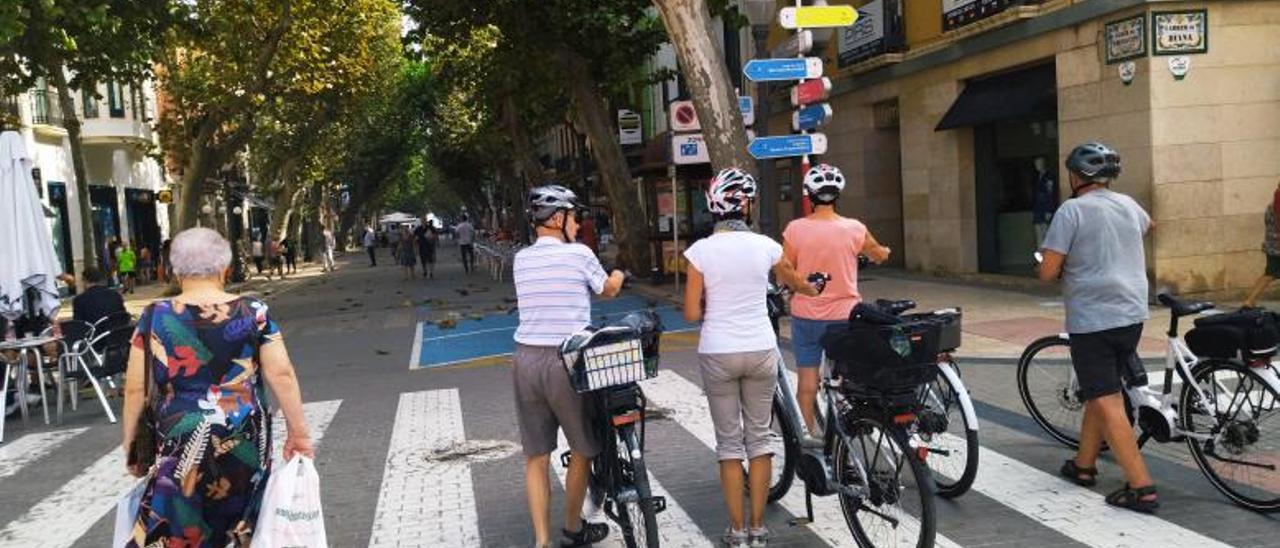 Ciclistas paseando con la bici del ramal en Marqués de Campo. | A. P. F.