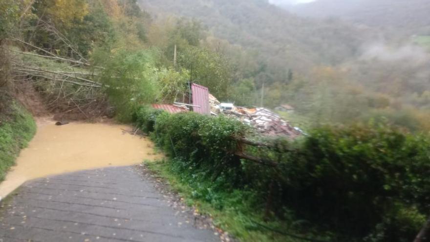 Un argayo sepulta una casa en Amieva y Asturias se prepara para otro temporal