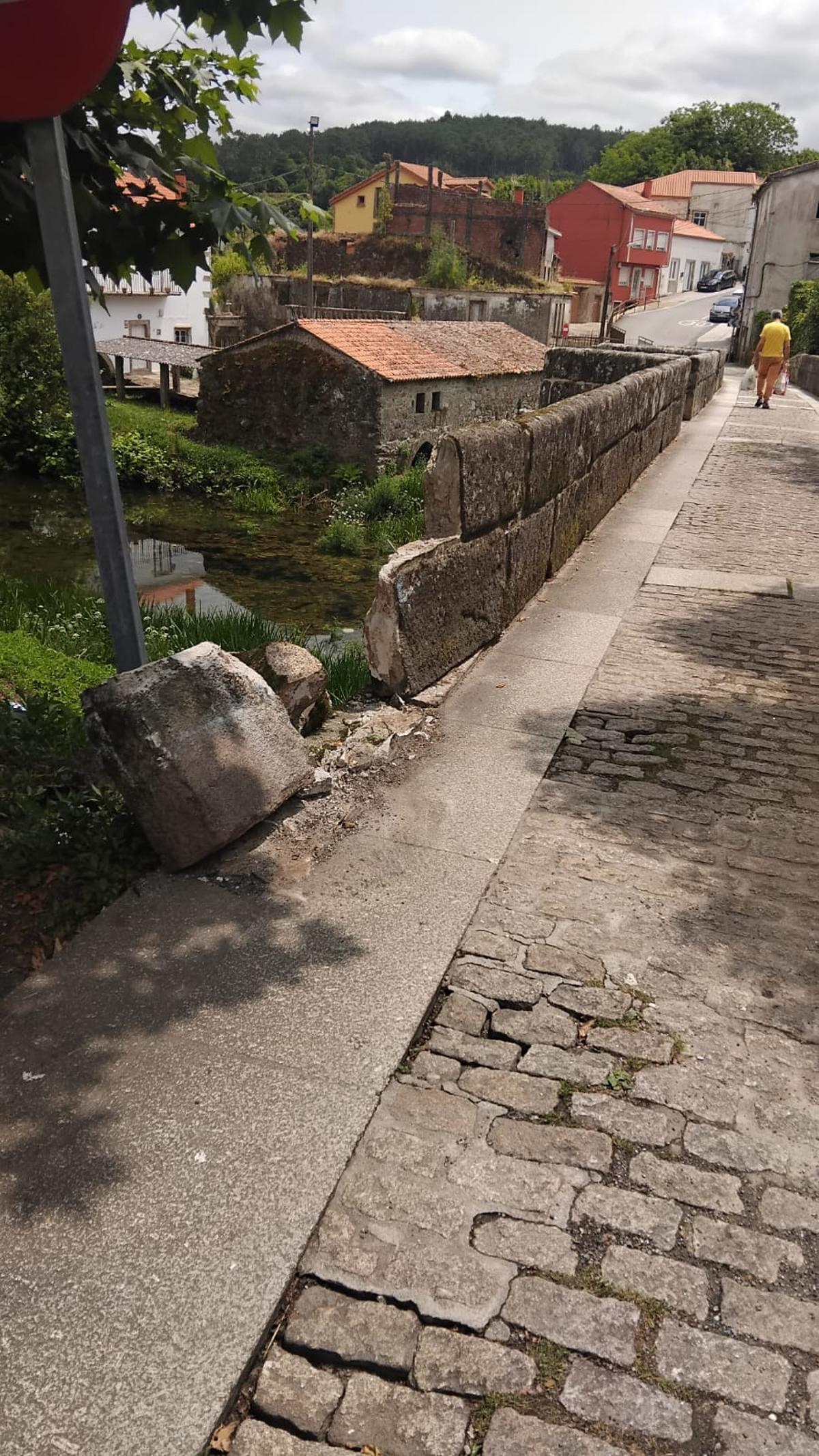 Estado en el que quedó el puente de Traba tras el impacto del autobús.