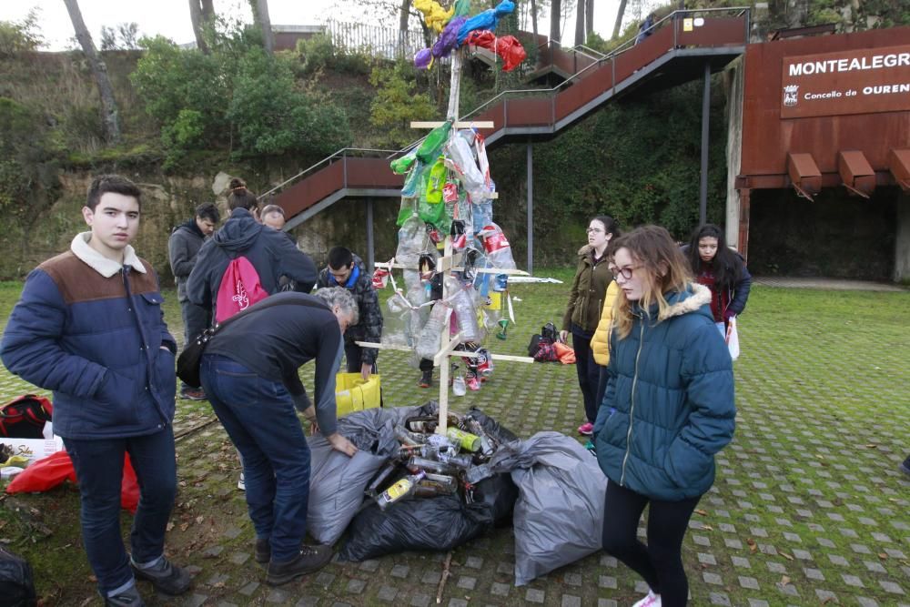 Basura en el monte para decorar un árbol