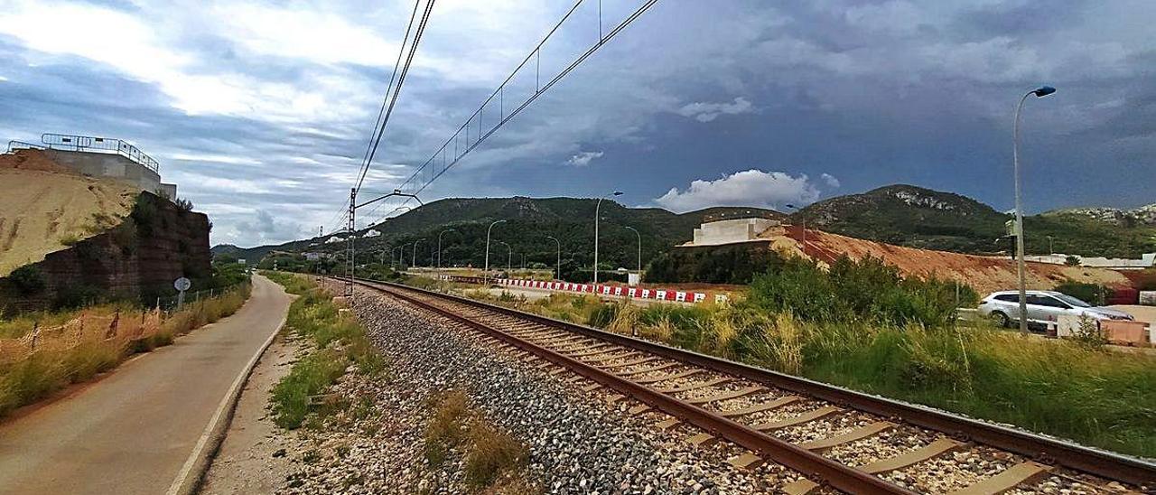 Los dos taludes construidos para sortear el ferrocarril llevan semanas en el mismo estado.