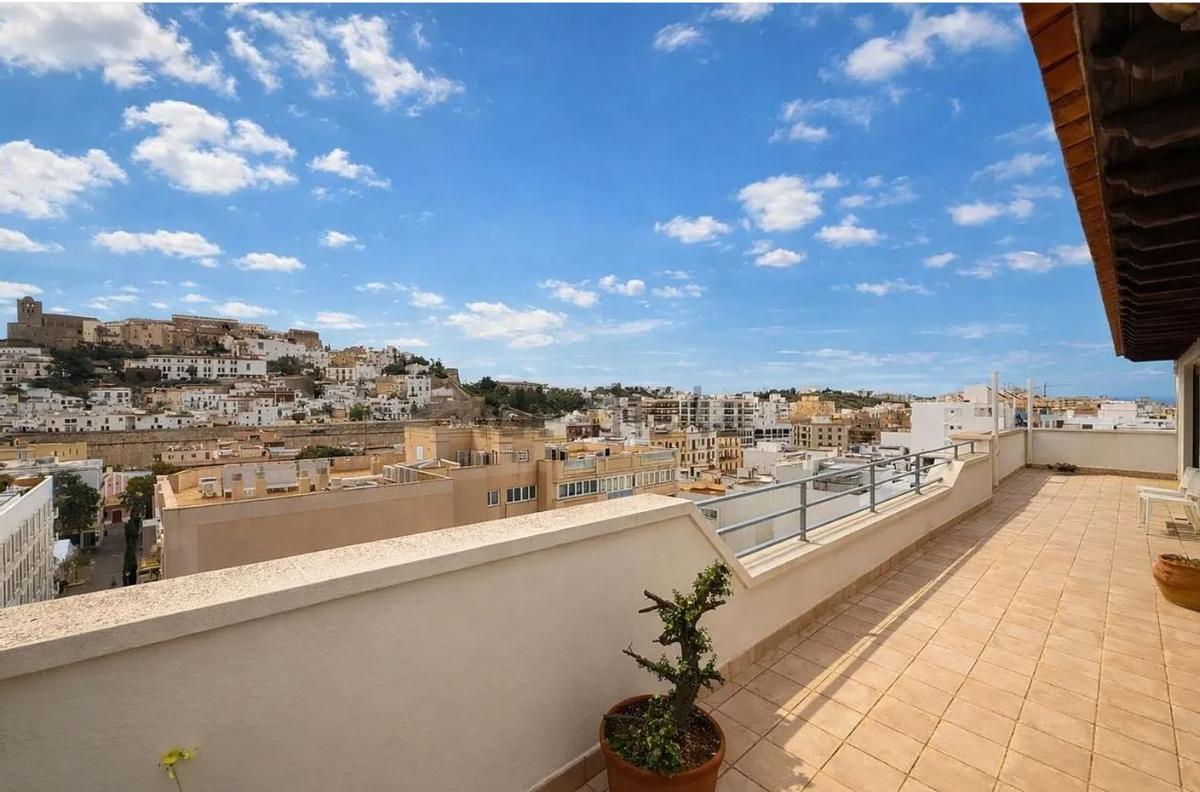 A la venta un ático en Ibiza con unas vistas de 360 grados "que quitan el aliento”: desde Dalt Vila a Talamanca
