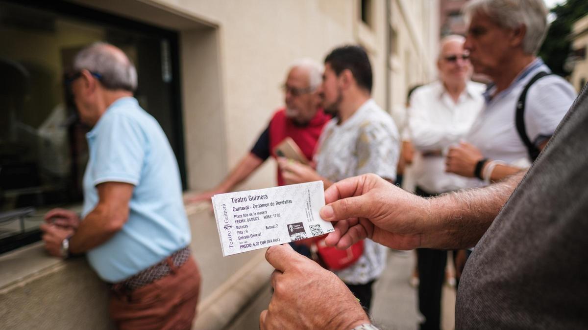 La venta de entrada en papel, una reliquia que se conserva en concursos como en La Canción de La Risa o Rondallas, entre otros.