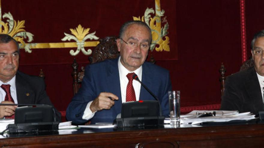 El secretario general, a la izquierda, junto al alcalde durante un pleno.