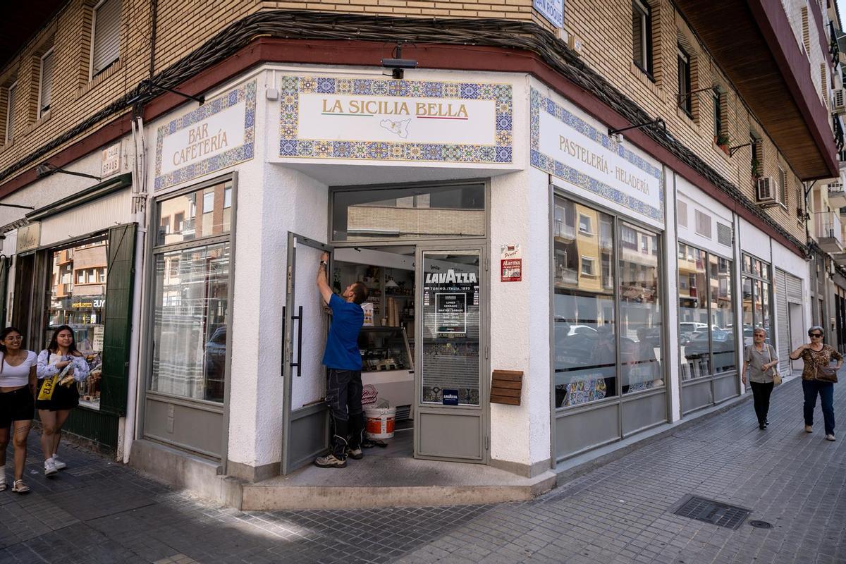 Robo a golpe de alcantarilla en la cafetería 'La Sicilia Bella', en la calle Graus, en la madrugada de este lunes.