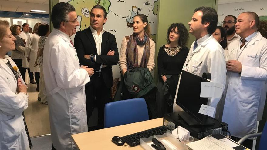 Scariolo, en el centro, visitó ayer las consultas de Hematología del Materno Infantil.