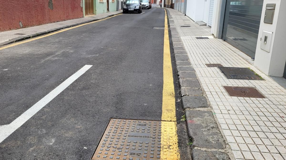La calle Pintor Cristino de Vera y sus tapas de registro.