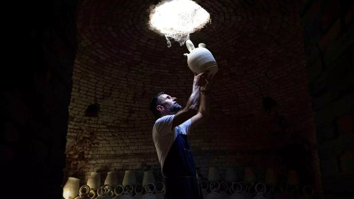 Maestros del barro: un oficio que se reinventa para sobrevivir