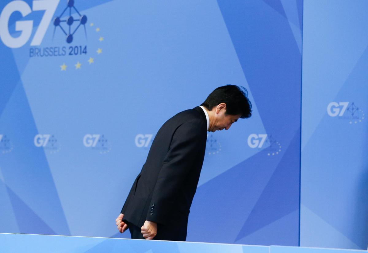 Brussels (Belgium).- (FILE) - Japanese Prime Minister Shinzo Abe bows as he leaves the podium after his press conference at the G7 Summit, at the EU Council headquarters in Brussels, Belgium, 05 June 2014 (reissued 08 July 2022). According to Japan’s national broadcaster, former Prime Minister Shinzo Abe died of his injuries on 08 July 2022, hours after being shot during an Upper House election campaign act to support a party candidate, outside a railway station in Nara, western Japan. He was 67. Abe had served as Japan’s prime minister from 2006 to 2007 and again from 2012 to 2020. He was the longest-serving prime minister in the history of the country. (Bélgica, Japón, Bruselas) EFE/EPA/JULIEN WARNAND *** Local Caption *** 51402375