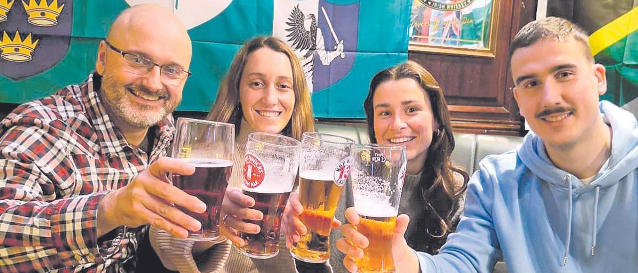 Miguel Álvarez, Claudia Hevia, Carmen Fernández y Daniel López. brindan en un pub de Dublín,