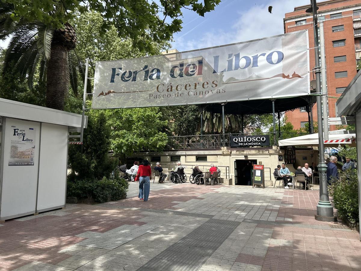 Fotogalería | Todo listo para el arranque de la Feria del Libro de Cáceres Fotogalería | Todo listo para el arranque de la Feria del Libro de Cáceres