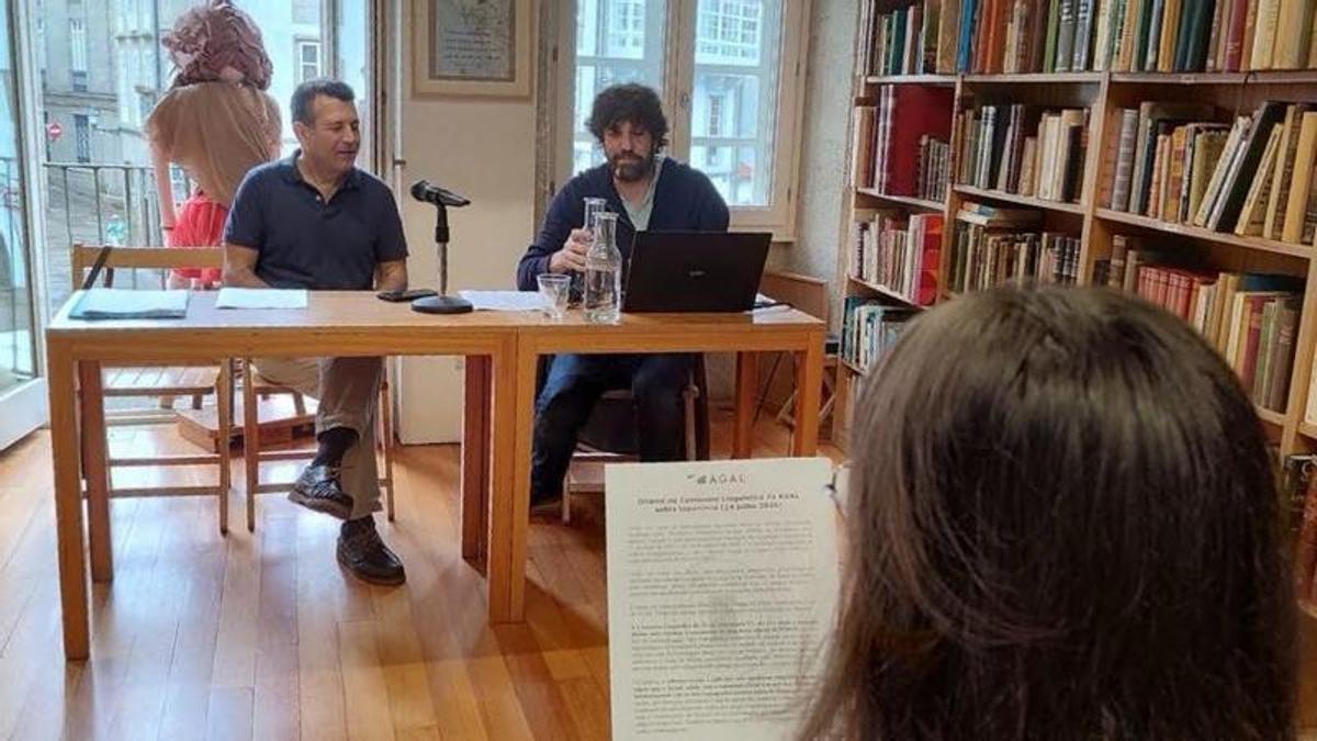 Vítor Garabana e Eduardo Maragoto presentando a nova ferramenta para consulta dos topónimos galegos e portugueses.
