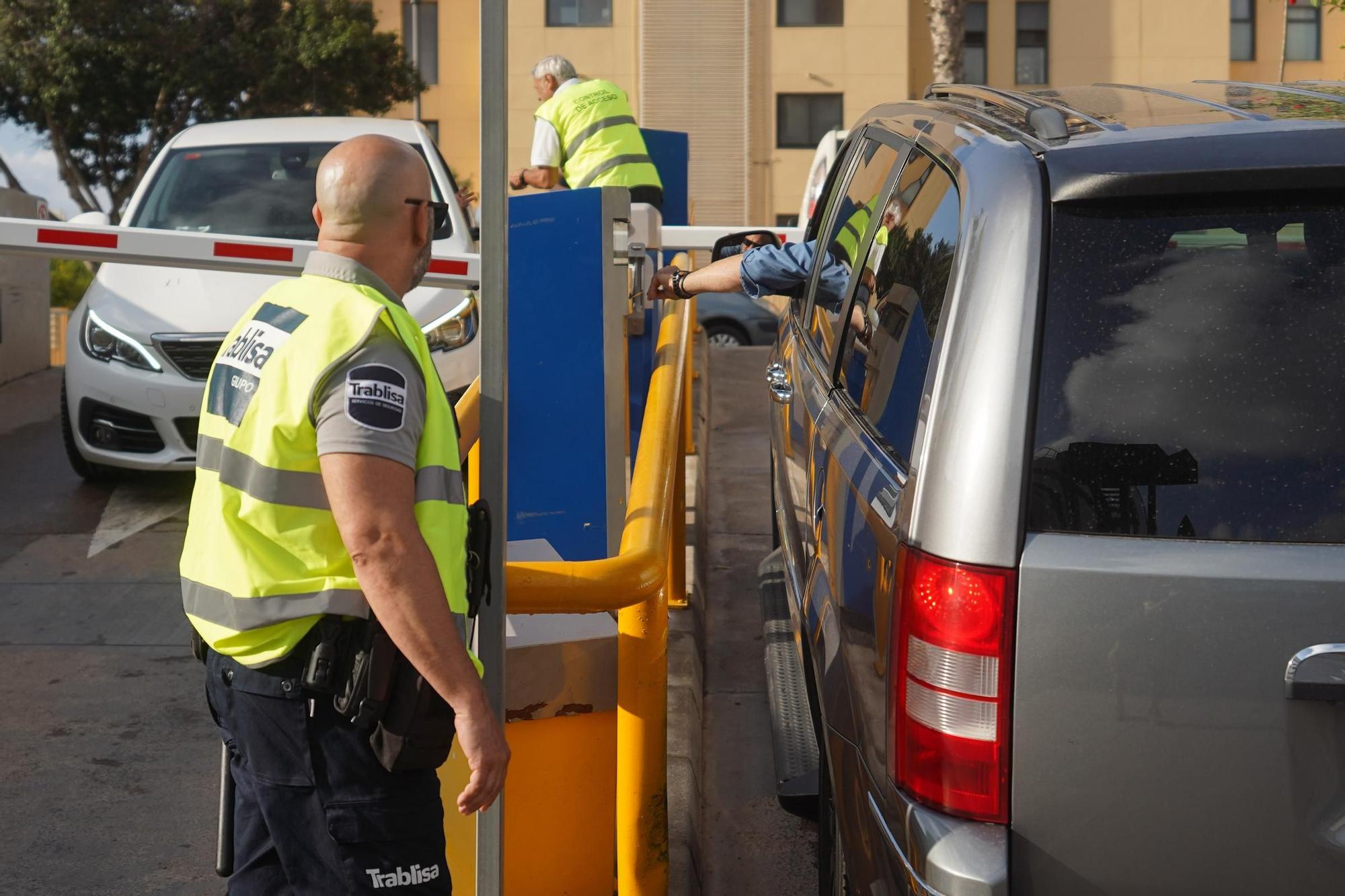 Mira aquí las imágenes del primer día del parking de Can Misses con la barrera bajada