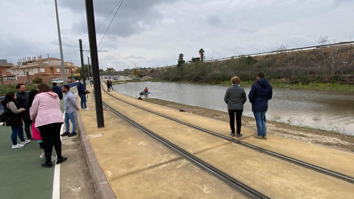 Uno de los vecinos de la zona ha decidido remar en la charca para visibilizar las protestas