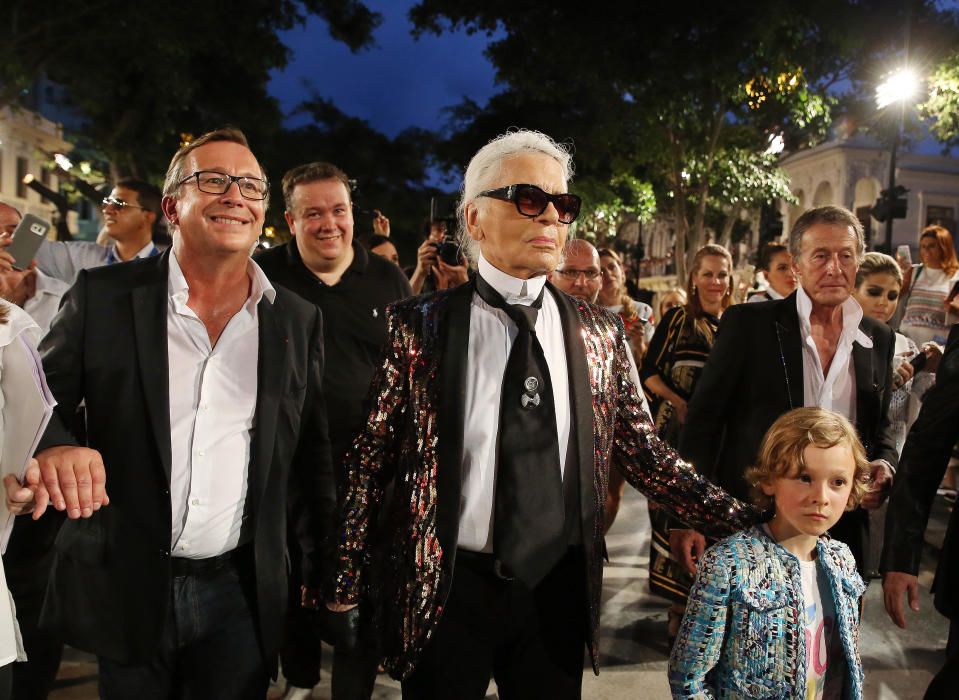 El director creativo de Chanel, Karl Lagerfeld, tras concluir el primer desfile.