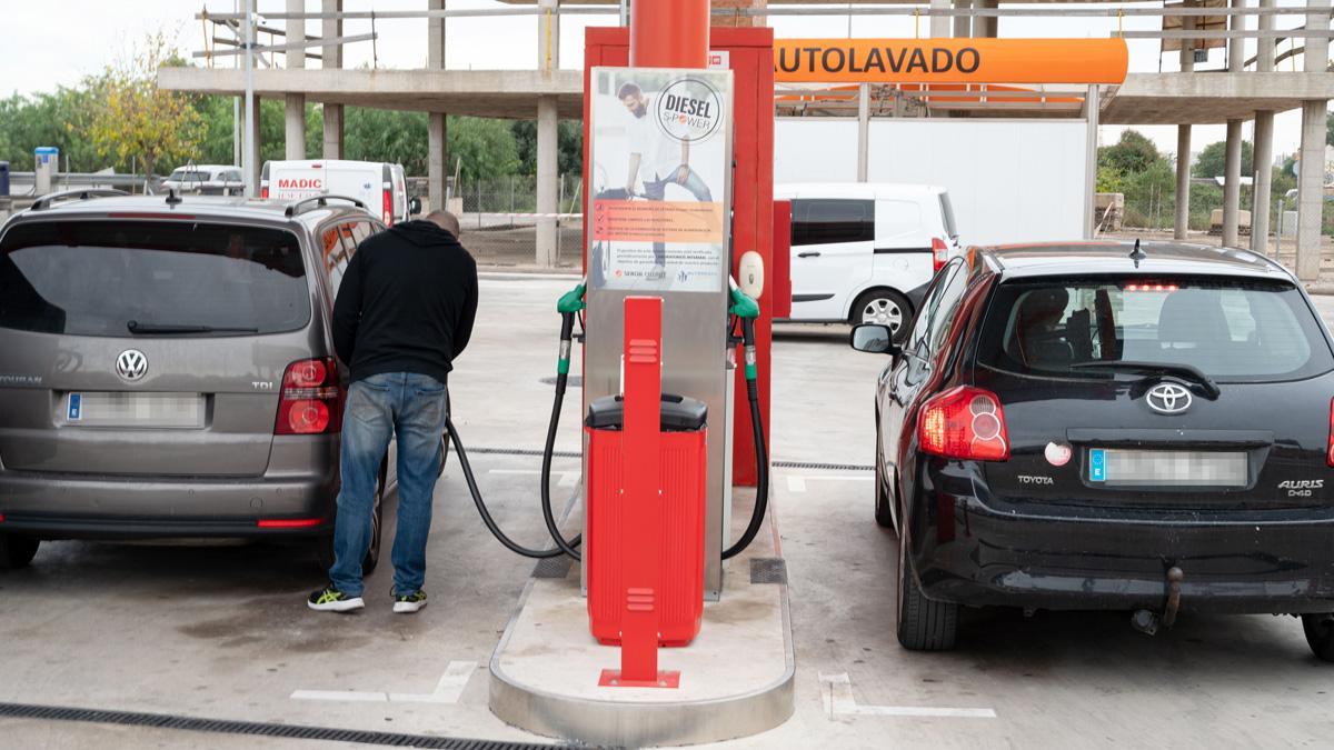 Un usuario reposta en una de las gasolineras de marca blanca existentes en la provincia de Castellón (archivo).