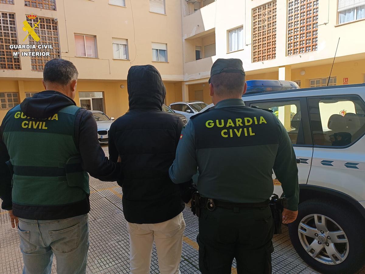 La Guardia Civil ha detenido a tres personas