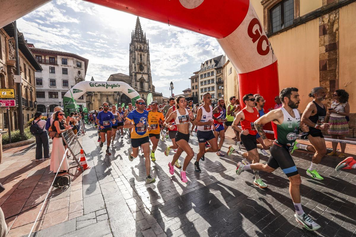 El azul tiñe el corazón de Oviedo con las camisetas de los 1.600 participantes en la carrera solidaria por el autismo El azul tiñe el corazón de Oviedo con las camisetas de los 1.600 participantes en la carrera solidaria por el autismo