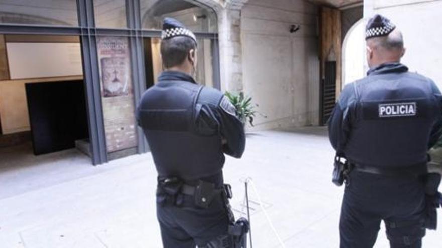 Dos agents de la policia municipal vigilant el Museu dels Jueus, amb les armes reglamentàries.