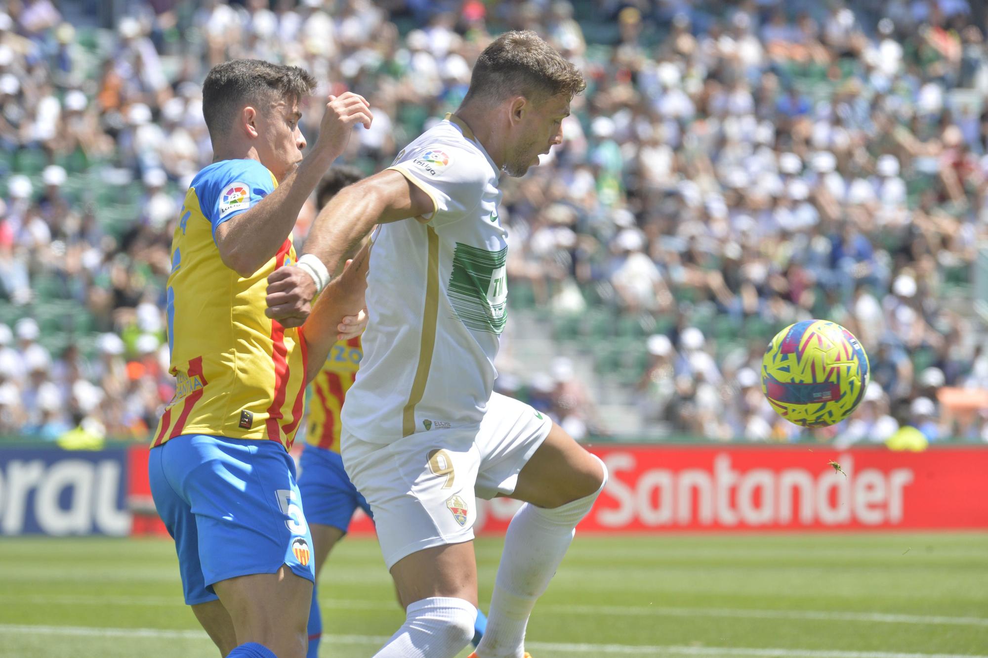 El Elche pone la alfombra al Valencia (0-2)