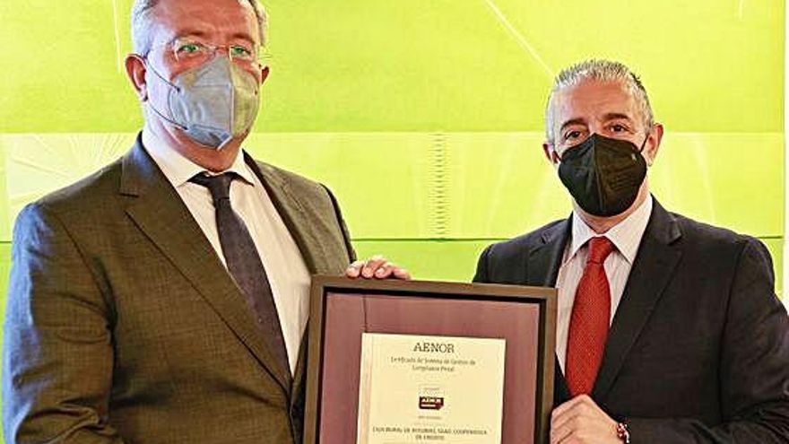 Antonio Romero, izquierda, director general de Caja Rural de Asturias, y Martín Pita, director de Aenor para la región Atlántica.