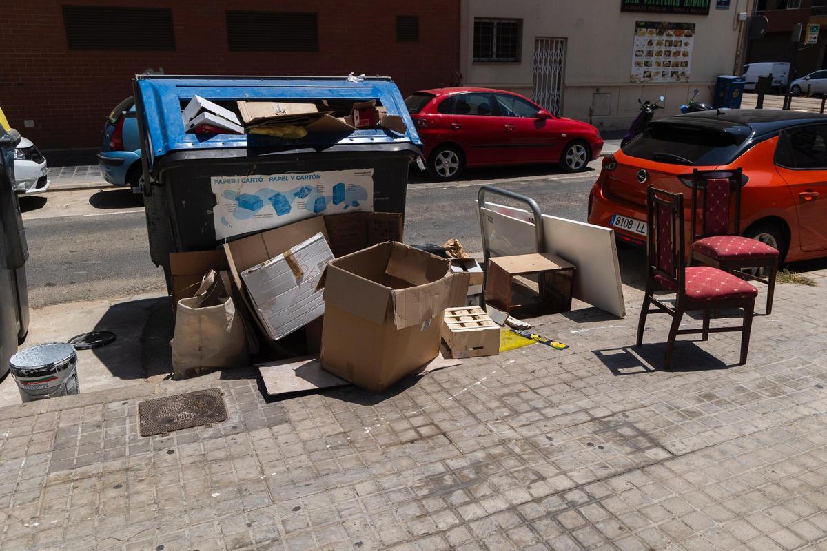 Sillas y trastos en medio de la calle en el Cabanyal