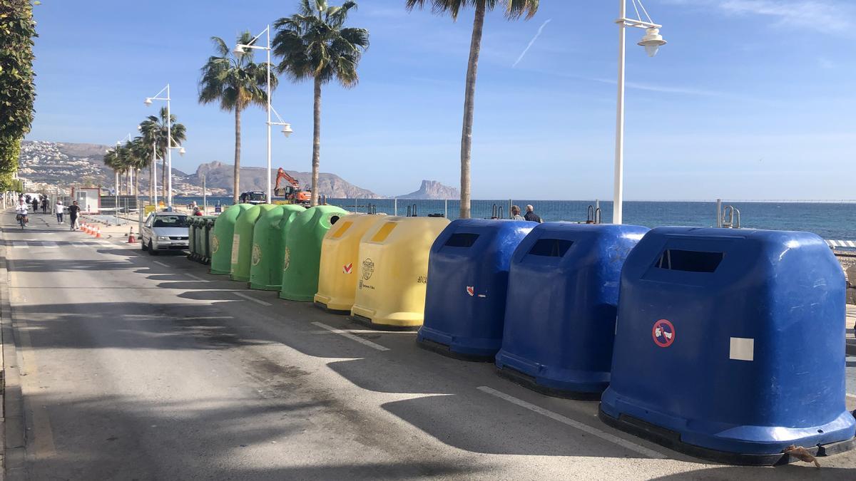 Contenedores de residuos en la calle Sant Pere de Altea.