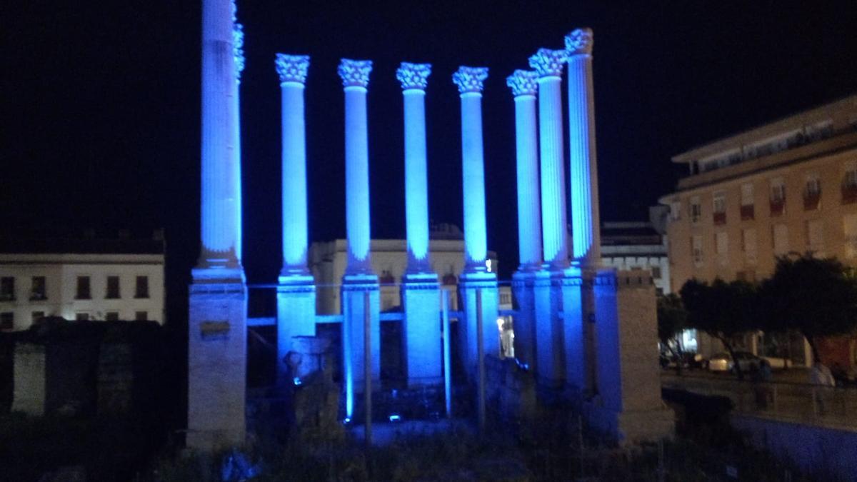 El Templo Romano también ha lucido azul la noche del 2 de abril por el Día del Autismo.