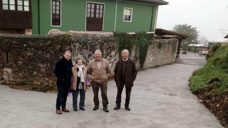 El alcalde de Parres, Emilio Longo, a la izquierda, visita las obras de Cuadroveña con los vecinos.