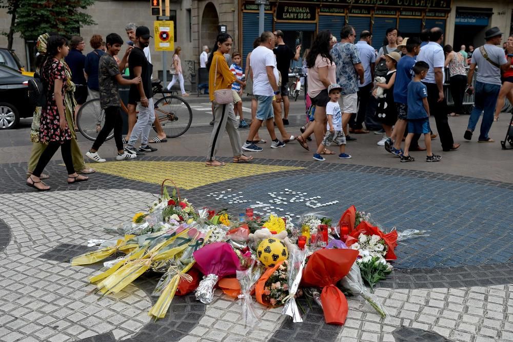 Homenaje en Las Ramblas a las víctimas de los atentados de Cataluña