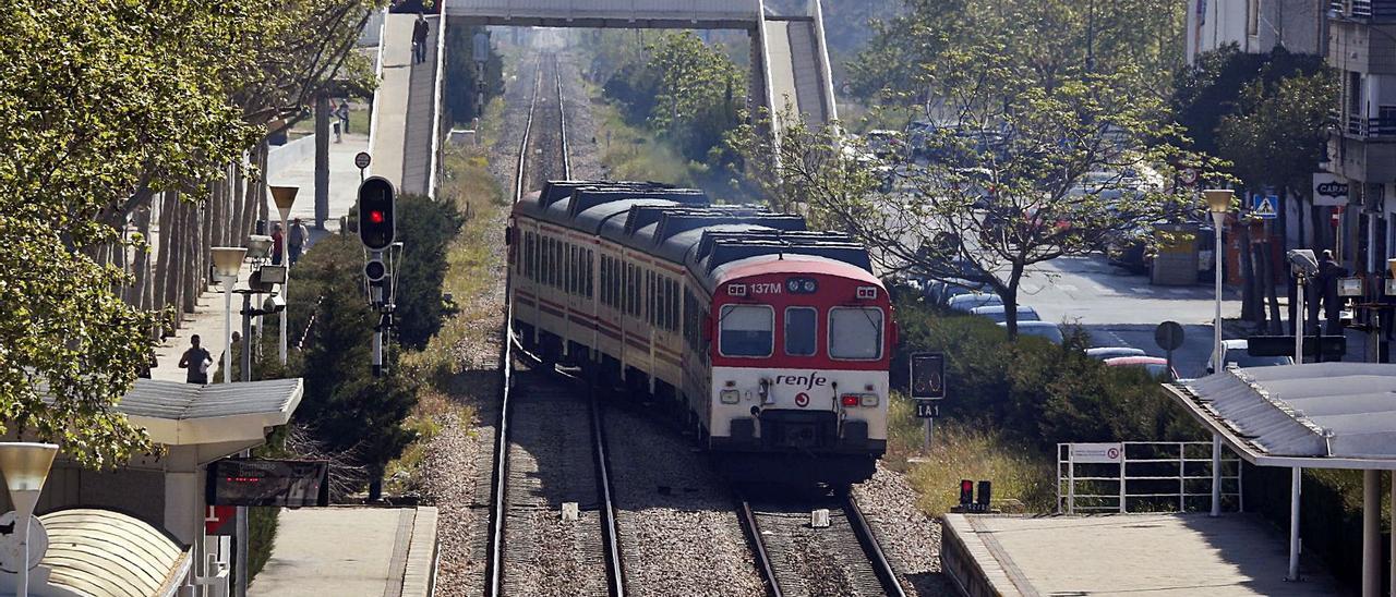 Uno de los trenes de la línea C-3 de Cercanías de Renfe, a su paso por la estación de Aldaia.