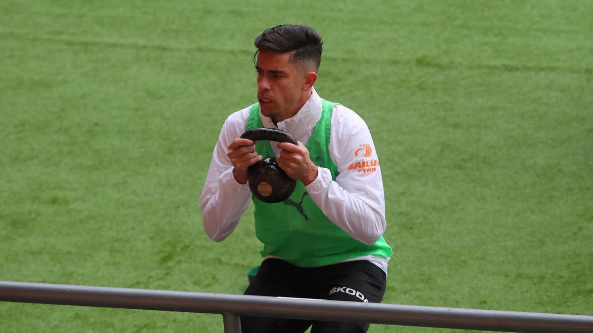 Gabriel Paulista se ejercita en el Estadio de la Cartuja