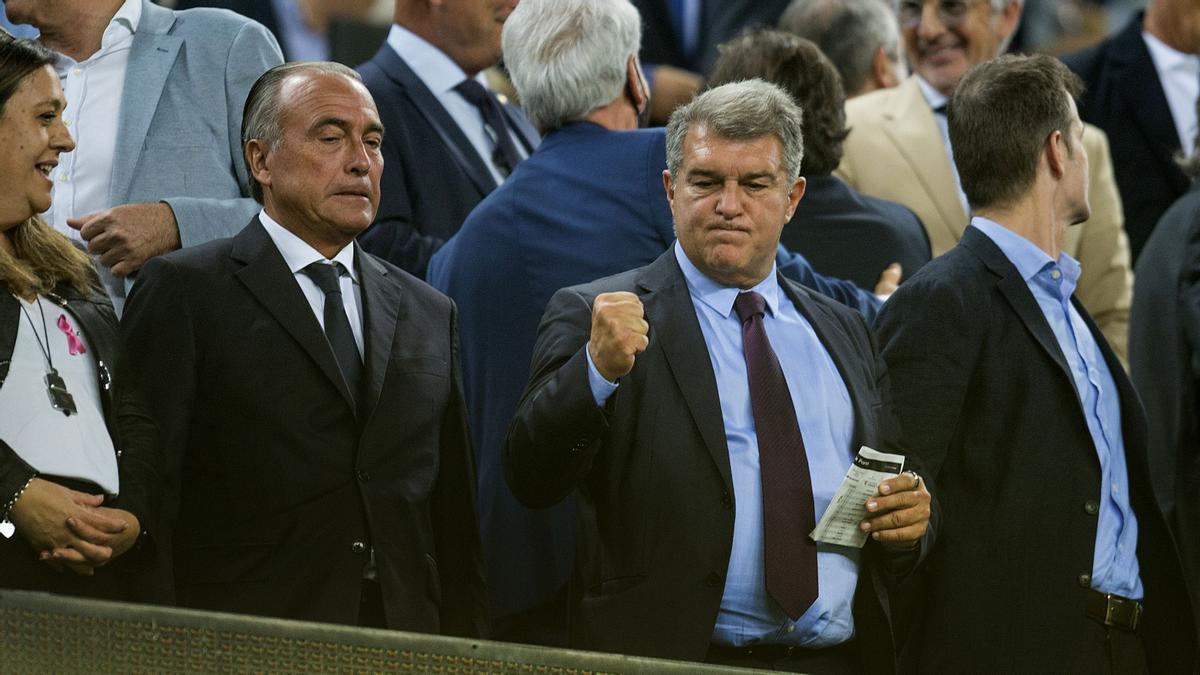 El presidente Joan Laporta se dirige a un aficionado