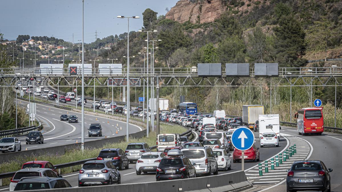 BARCELONA 10/04/2023 SOCIEDAD. Operación retorno de Semana Santa. Retenciones en AP-7 Martorell. AUTOR: MANU MITRU