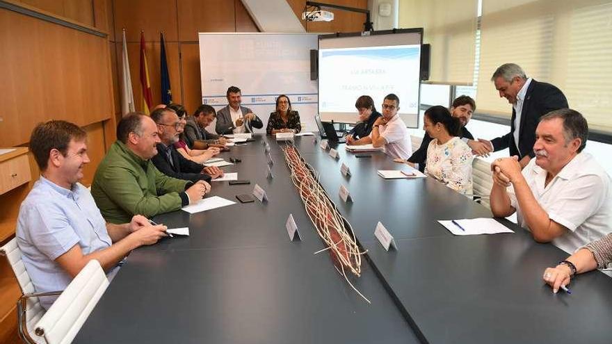 Los alcaldes de A Coruña y el área metropolitana y la conselleira de Infraestruturas, ayer, en la reunión.