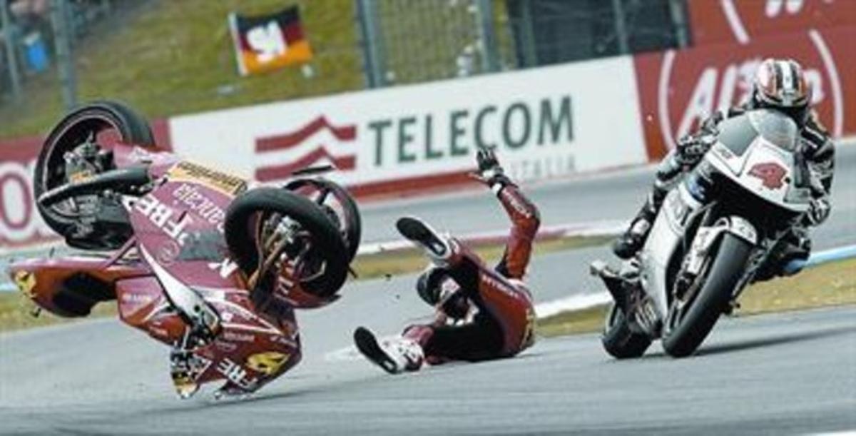 Col·lisióÁlvaro Bautista roda per terra després de precipitar-se sobre l’Honda d’Aoyama, ahir al circuit d’Assen.