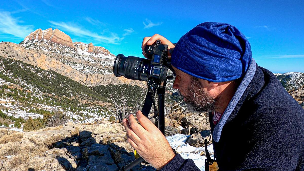 Víctor Porcar enfocando su paraje favorito de la provincia de Castellón: la imponente Penyagolosa