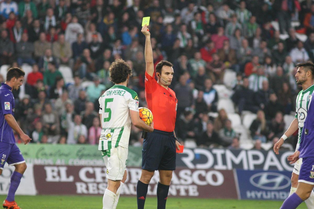 Arcediano amonesta a Víctor Pérez en el Córdoba CF-Leganés del 30 de enero del 2016, en El Arcángel.