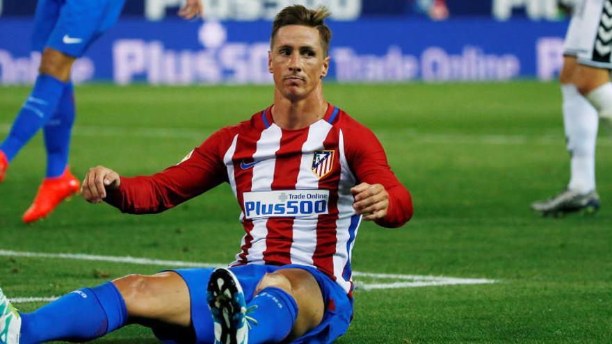 Torres en el suelo tras fallar una ocasión.