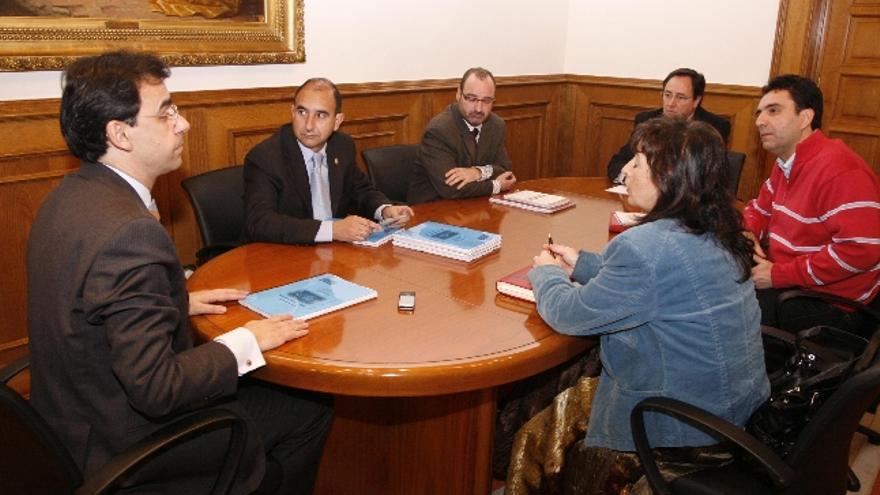 A la izquierda, el presidente de la Diputación, Fernando Martínez Maíllo, ayer en la presentación de los presupuestos en junta de portavoces