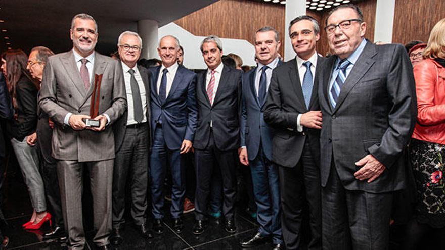 El presidente de Baleària, Adolfo Utor; José Juan Fornés, presidente de Masymas; Jaime Matas, subdirector general del Sabadell y director de la territorial Este, junto a los directivos de la entidad Óscar Pérez, Fernando Canós y Miguel Torres; y José Enrique Garrigós.