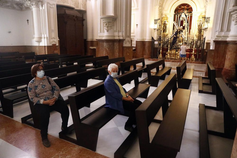 En la iglesia de Santiago, algunos fieles se pasan a rezar con las medidas de higiene y distanciamiento social que el propio templo se esmera por cumplir y dar a conocer.