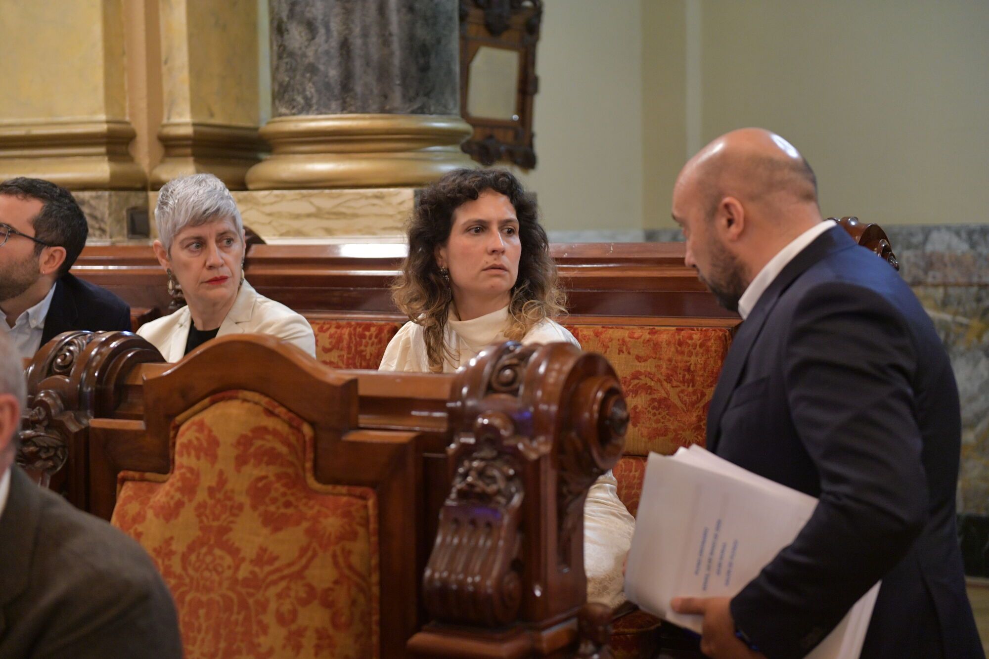 El portavoz del Gobierno local, José Manuel Lage, pasa en el pleno de mayo ante la ahora portavoz del BNG, Avia Veira.