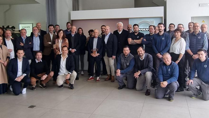 El equipo de Merenauto y los directivos de Volvo Car España. | LOC