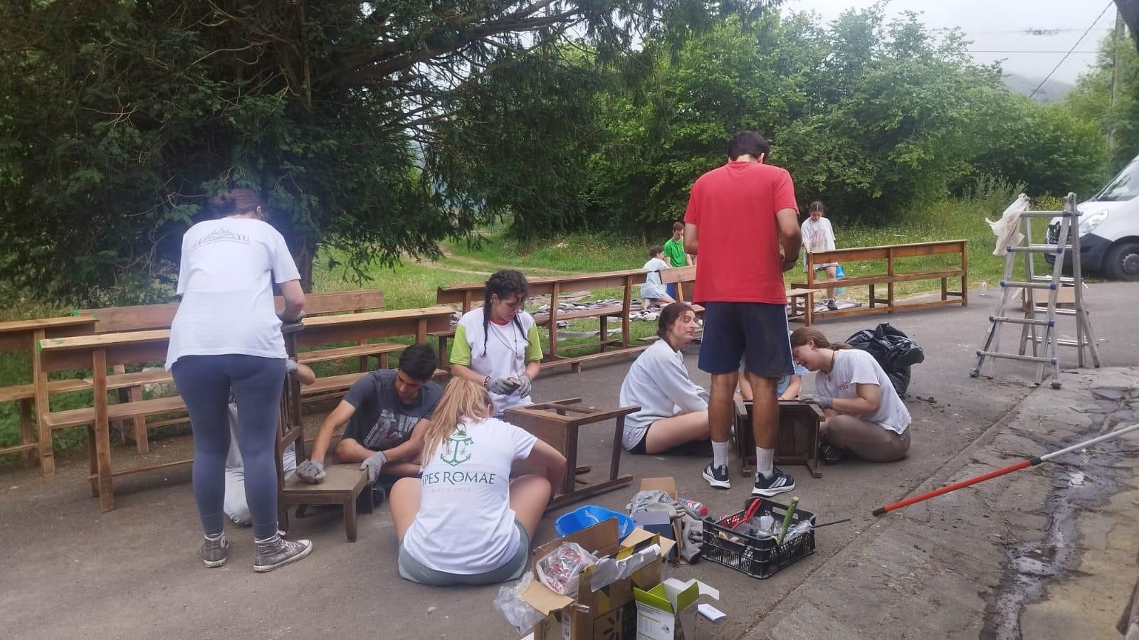 Más de medio centenar de jóvenes voluntarios de Madrid ayudan a recupera el patrimonio de Cabrales