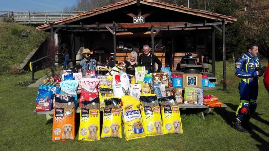 Recogida de comida para mascotas en favor del colectivo &quot;Animales de Oriente&quot; en Arriondas ayer.