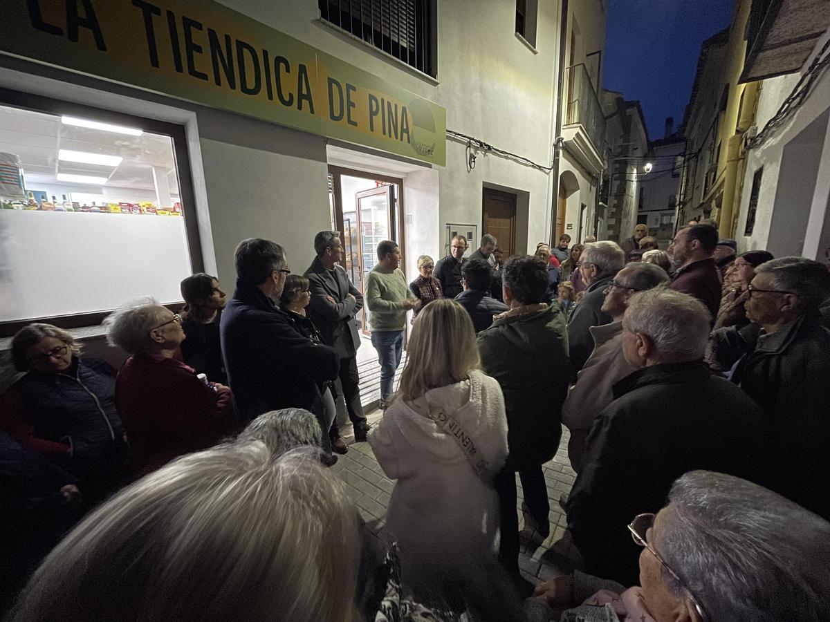 Los vecinos de Pina de Montalgrao se han volcado con la inauguración de la tienda.