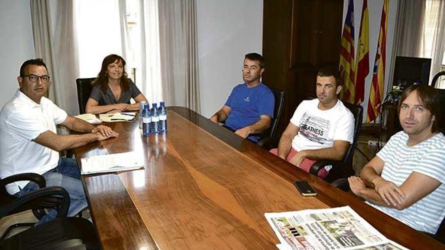 Momento de la reunión entre la alcaldesa, el concejal Miquel Perelló y los caballistas.