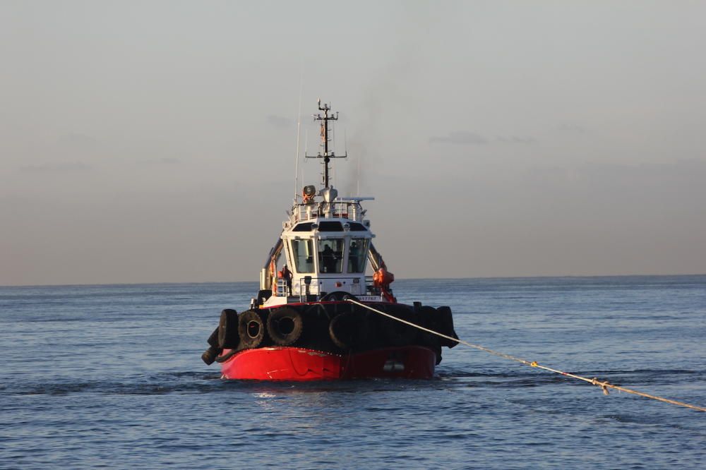 Empiezan los trabajos para reflotar el velero encallado en Can Pere Antoni